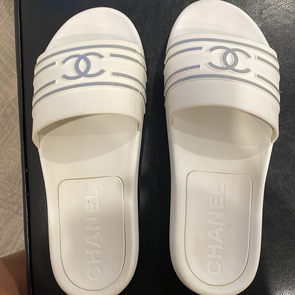 āSOLDāRetail $1000 Authentic CHANEL CC White Silver Pool slides - Picture 1 of 7
